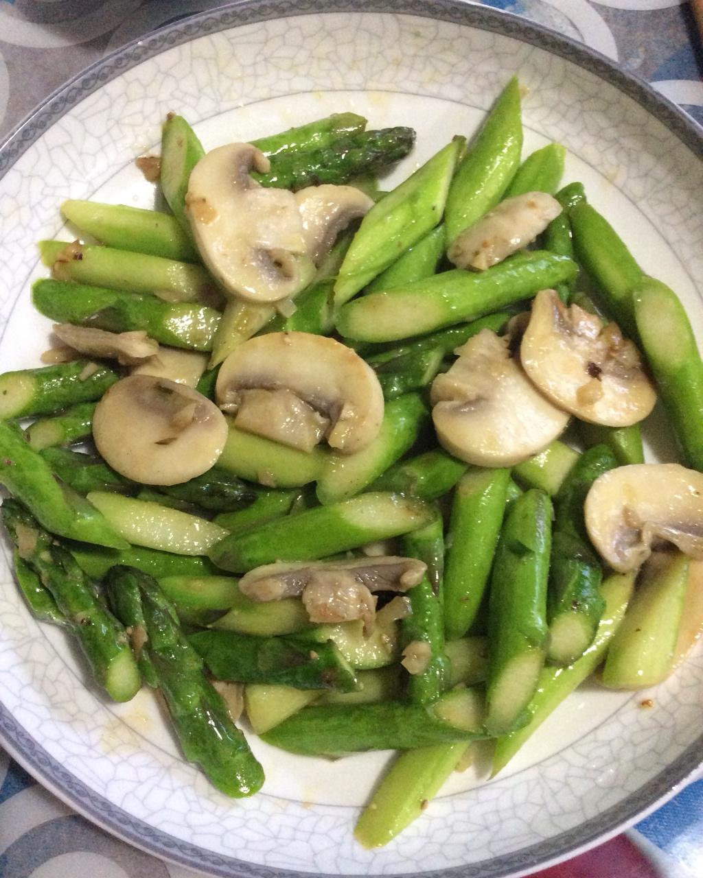 芦笋炒蘑菇