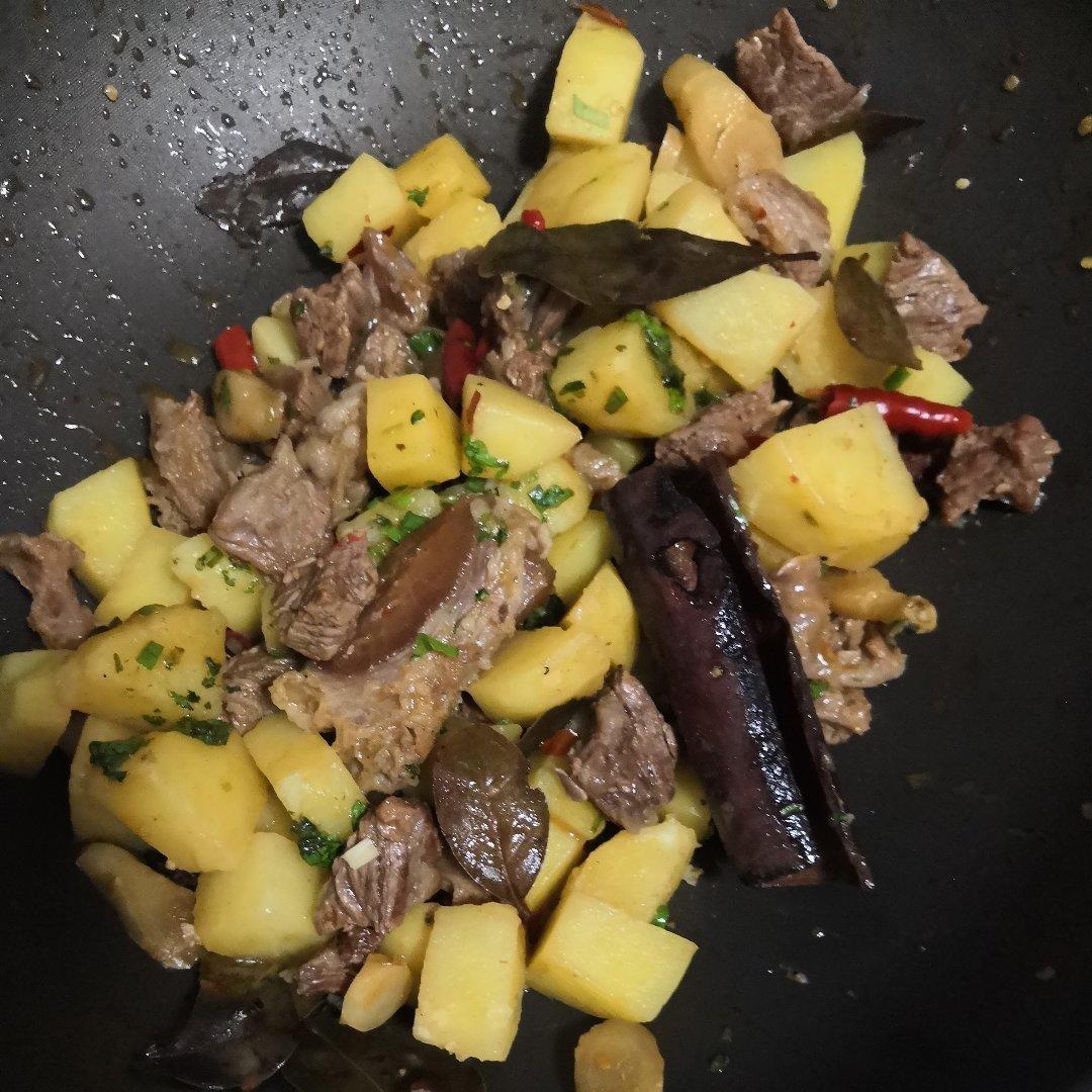 厨师长教你：“萝卜烧牛肉”的川味版做法，肉香四溢软烂入味