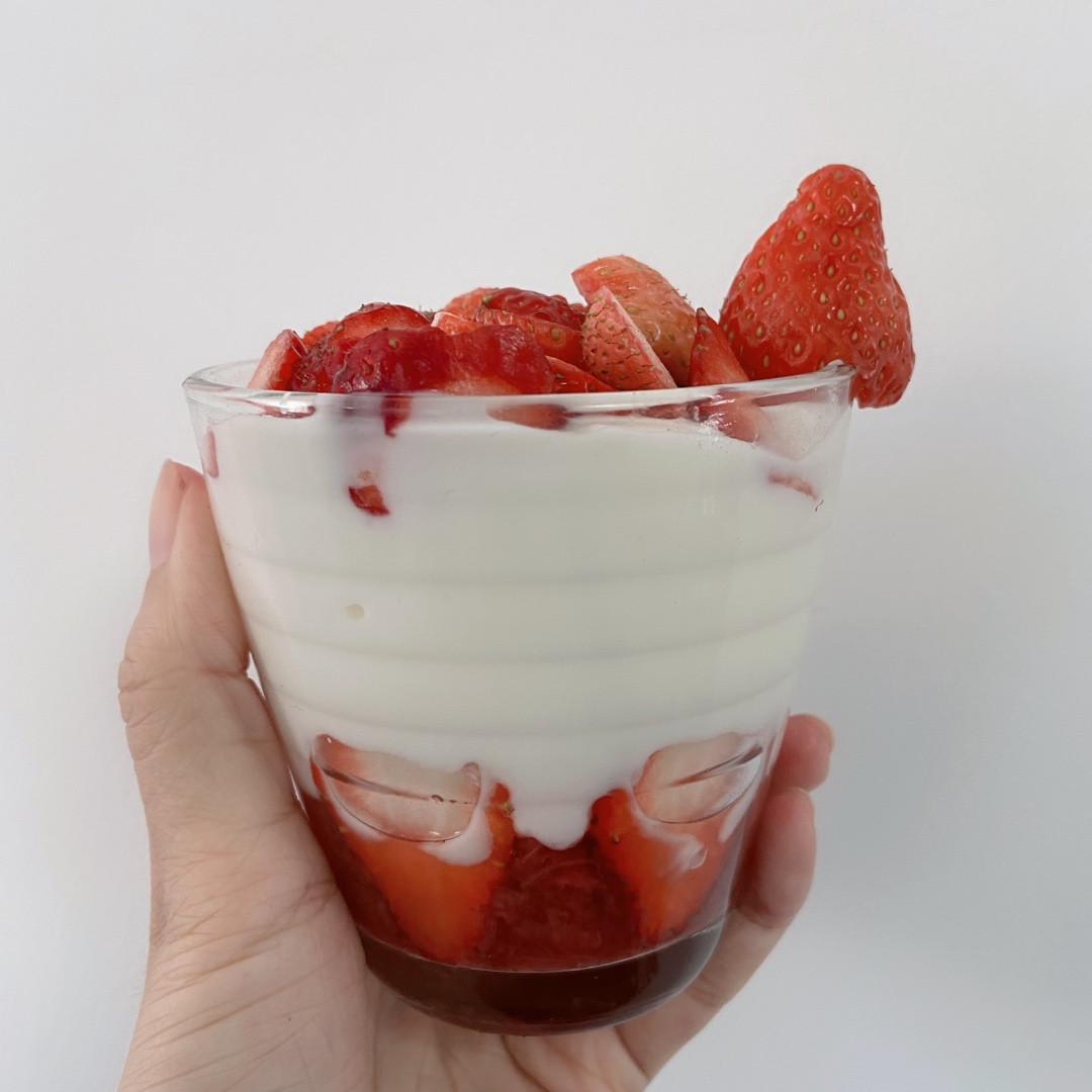 草莓坚果麦片酸奶杯