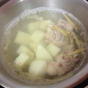 土豆脊骨炖汤［30分钟电高压锅版］的做法 步骤4