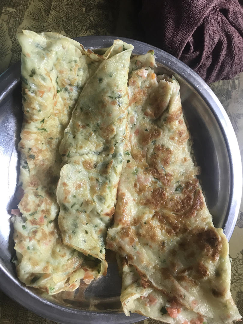 周姑娘的两个孩子做的懒人版鸡蛋饼-简单易做