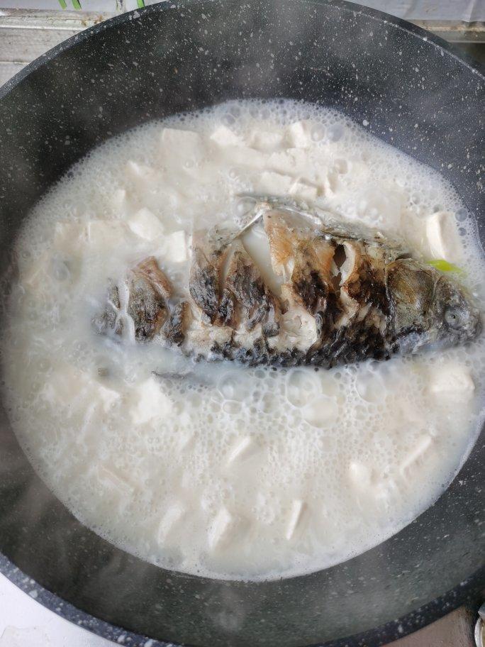 厨师长教你：“鲫鱼豆腐汤”的家常做法，满满的烹饪原理
