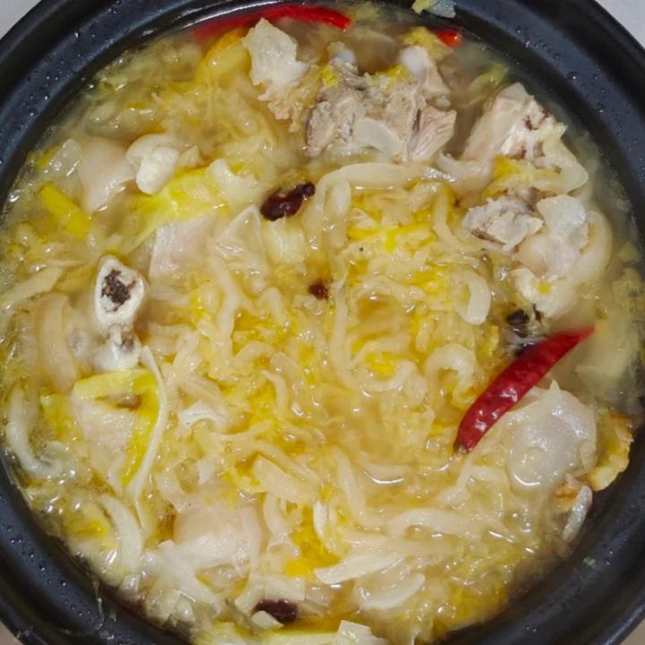 做法贼简单的【酸菜炖猪蹄】，入冬后多吃它，小脸嫩又美！