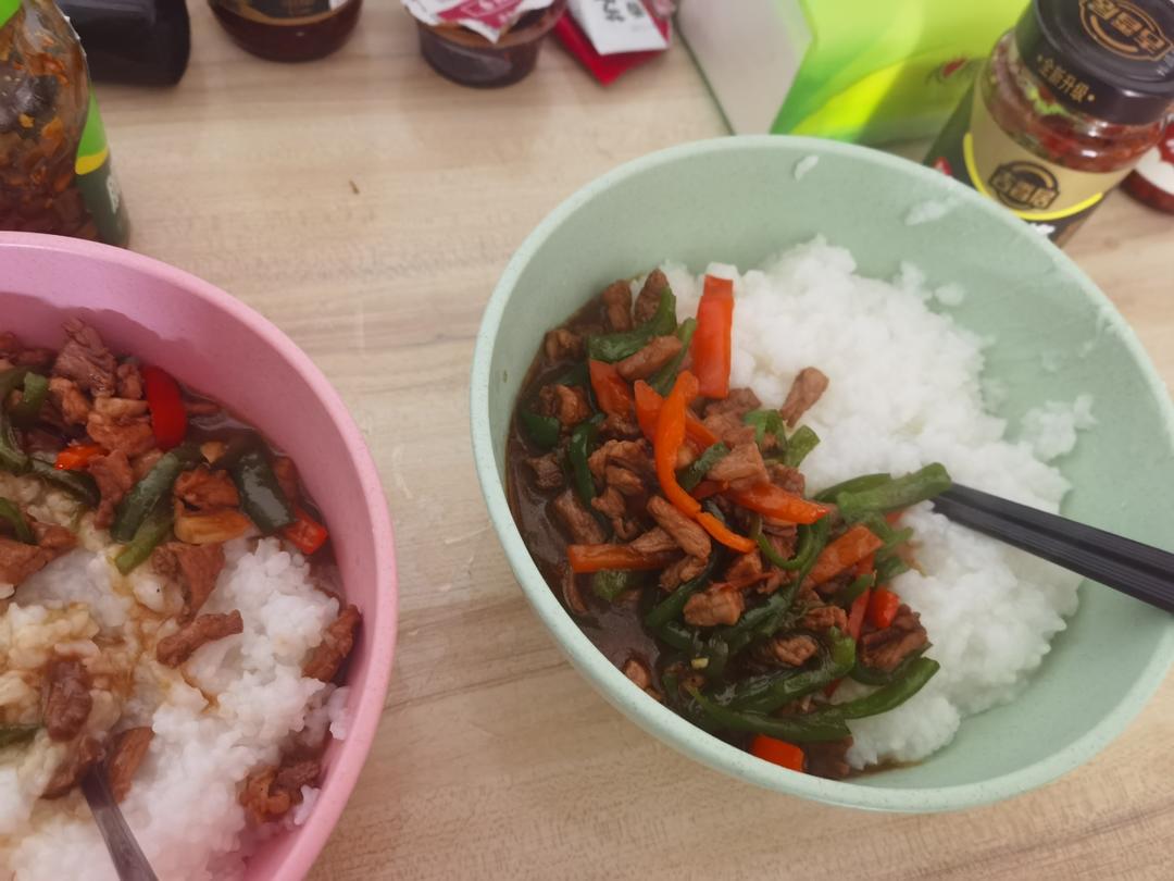 青椒肉丝，这样炒太好吃了。