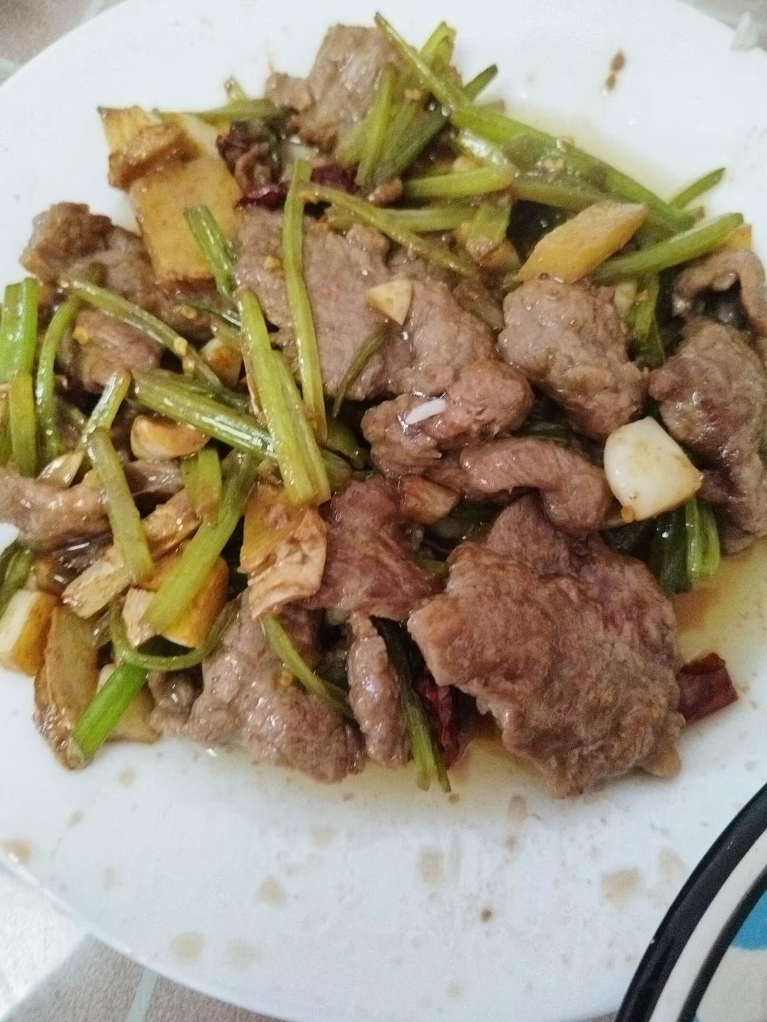 小炒黄牛肉，肉嫩味香！太好吃了简直是米饭杀手！