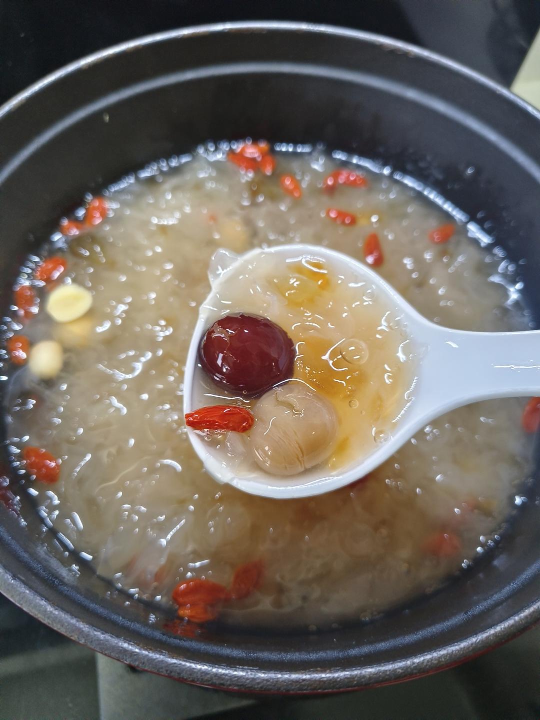 秋天里的第一碗糖水，水晶果冻一般的红枣雪耳莲子桃胶