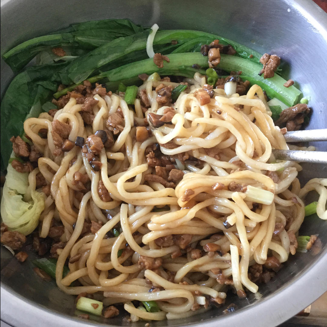 香菇肉酱面