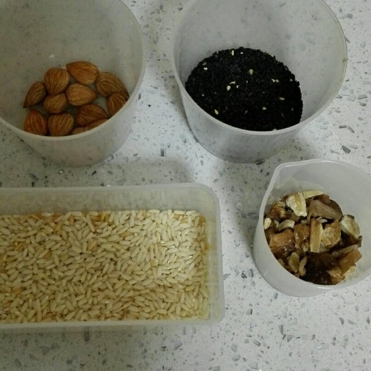 黑芝麻核桃杏仁糊（豆浆机版）的做法 步骤2