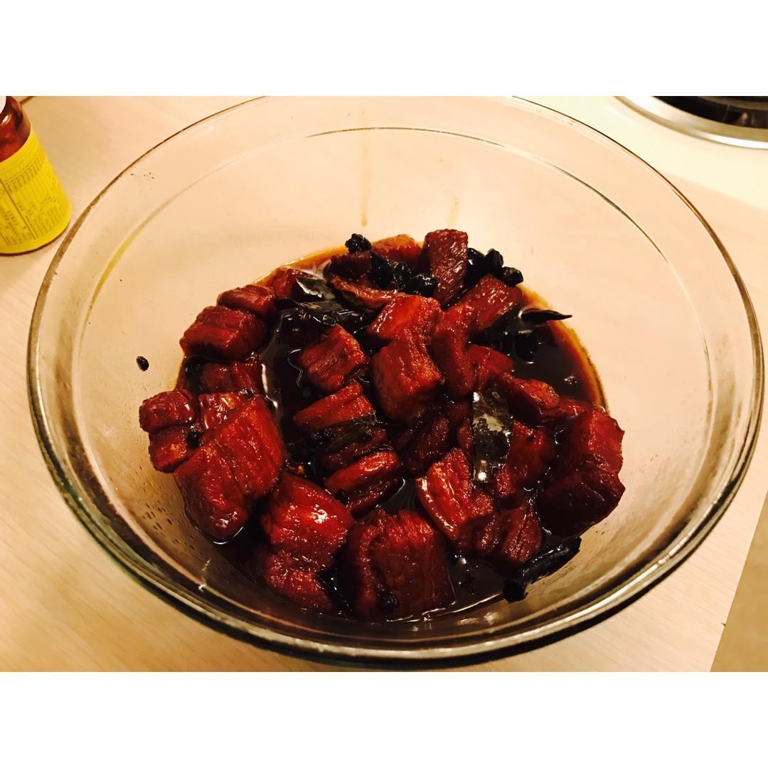 吃着碗里望着锅里的红烧肉