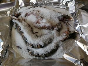 盐焗黑虎虾的做法 步骤4