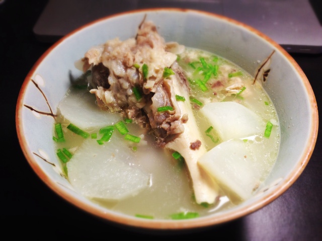 三七仔做的棒骨萝卜汤