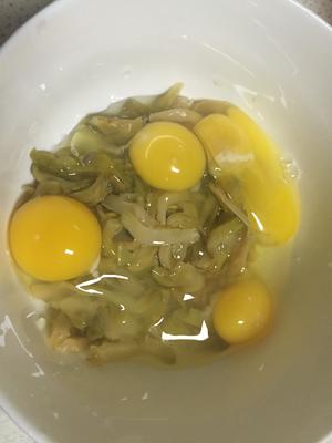榨菜炒蛋的做法 步骤2