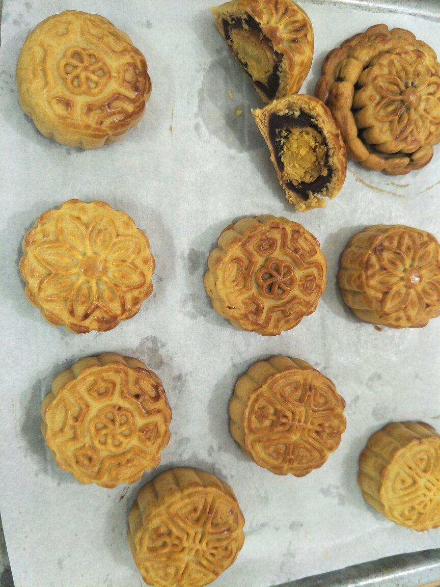 广式月饼－－蛋黄豆沙月饼