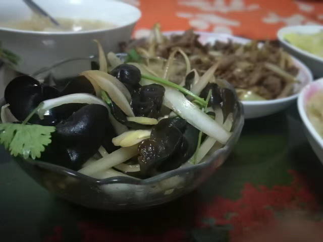 洋葱拌木耳