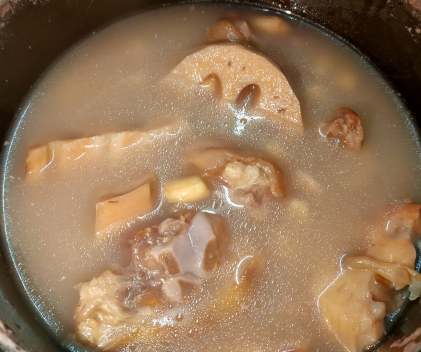 花生莲藕猪手汤的做法