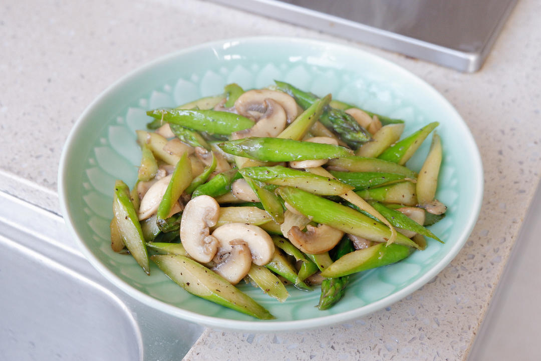 口蘑炒芦笋