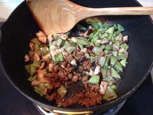 扁豆香菇肉末焖饭的做法 步骤5