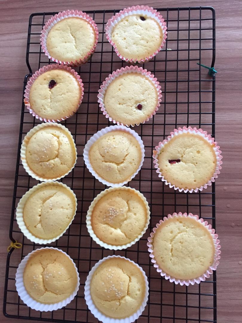 淡奶油海绵纸杯蛋糕