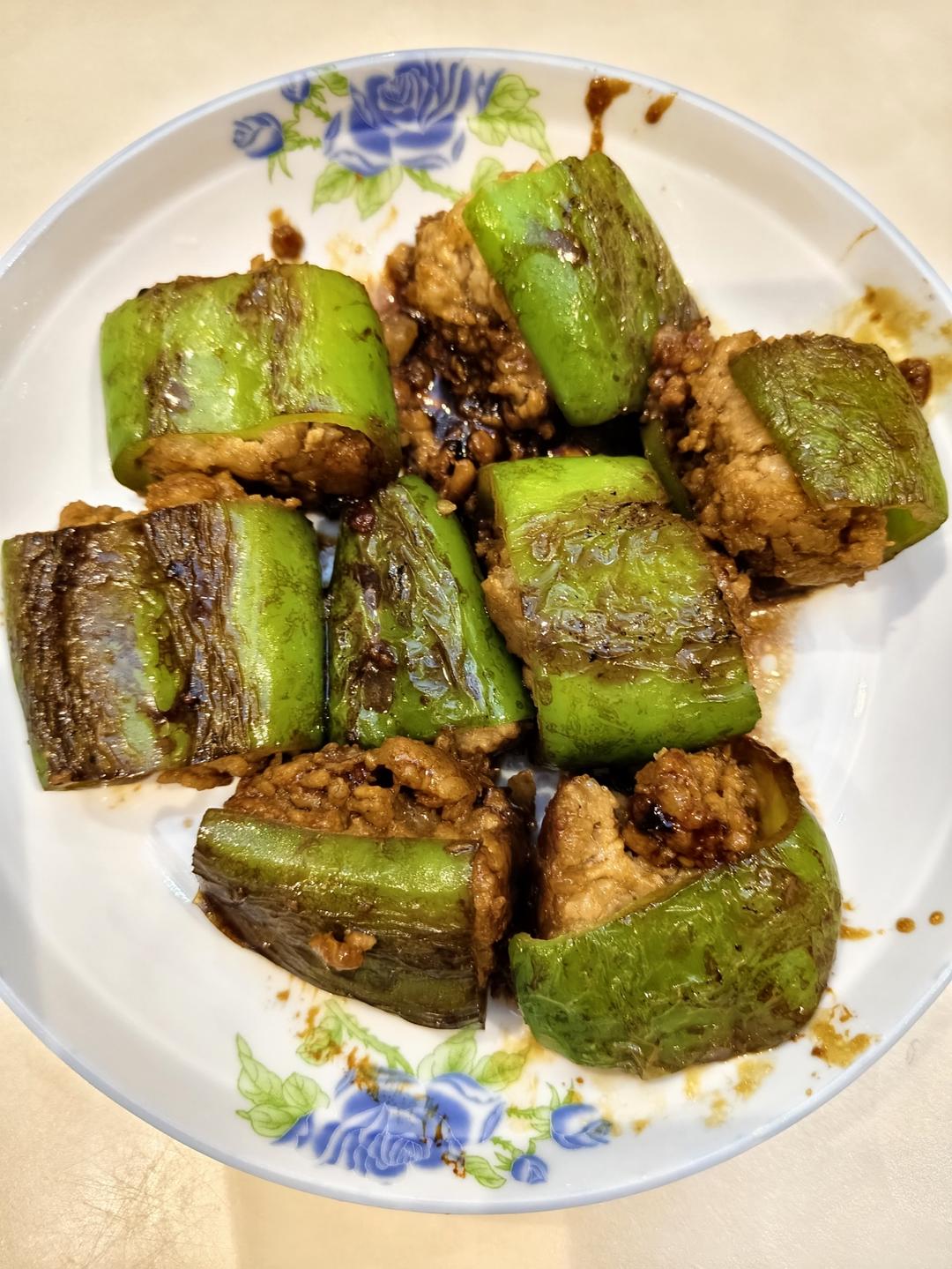下饭菜“青椒酿肉”，香糯多汁鲜嫩下饭