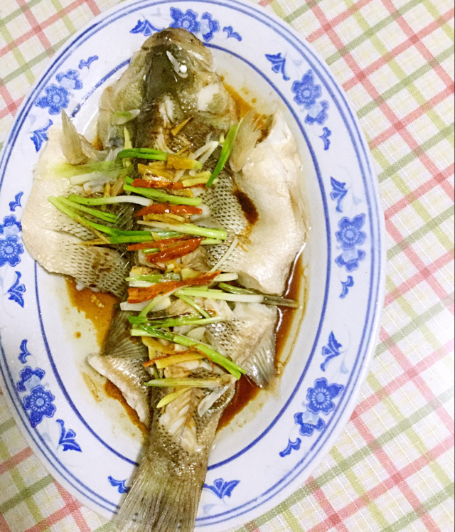 阿静iopq做的清蒸鲈鱼
