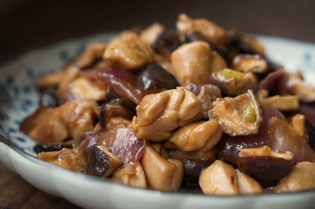 鸡腿肉炒蘑菇