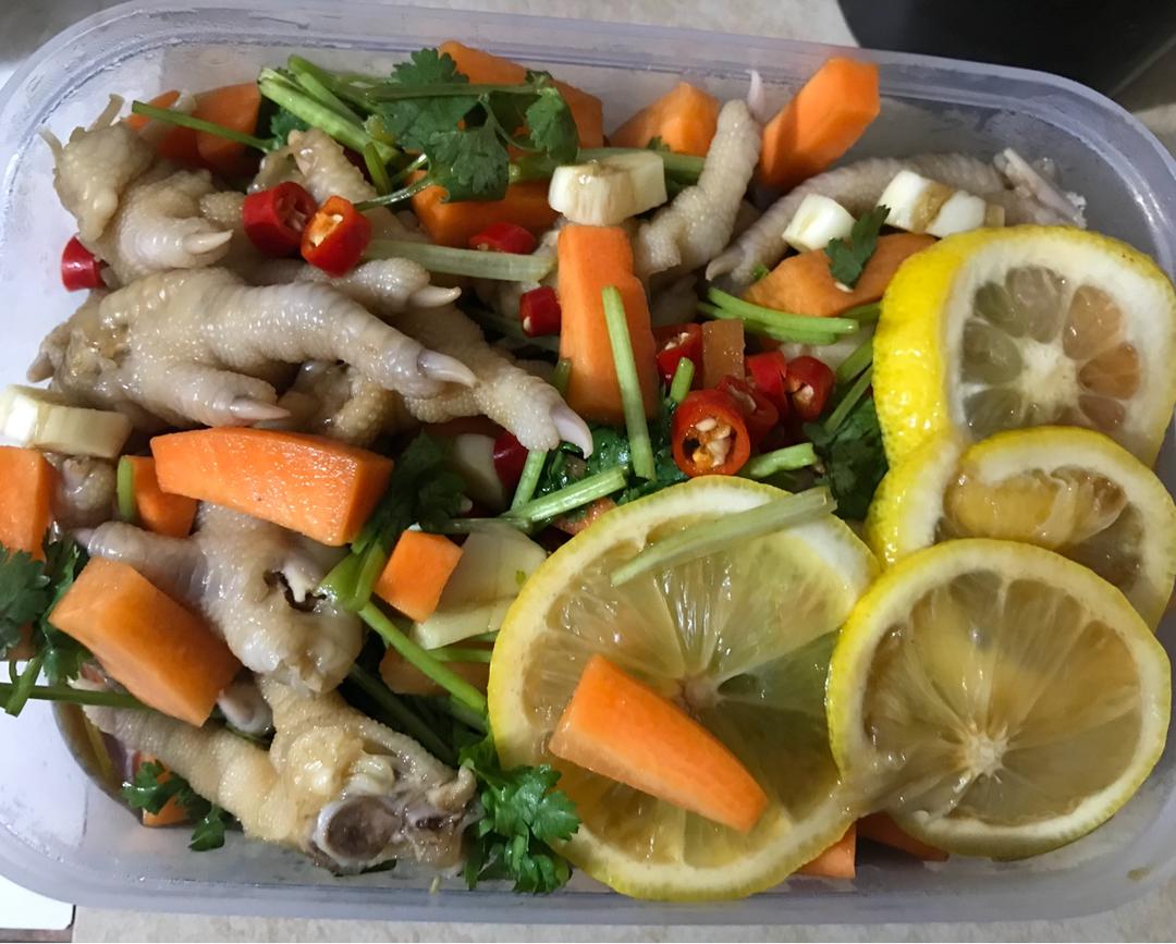 泡椒凤爪（辅以胡萝卜泡花生素菜）