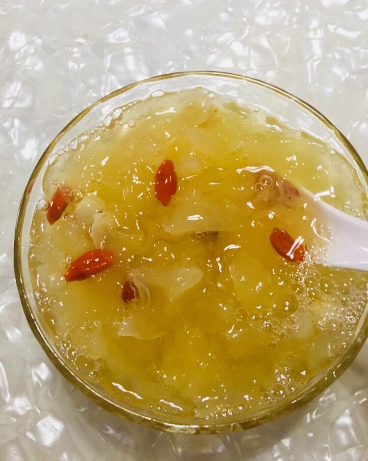 冰糖银耳莲子羹。（内附电饭煲做法）