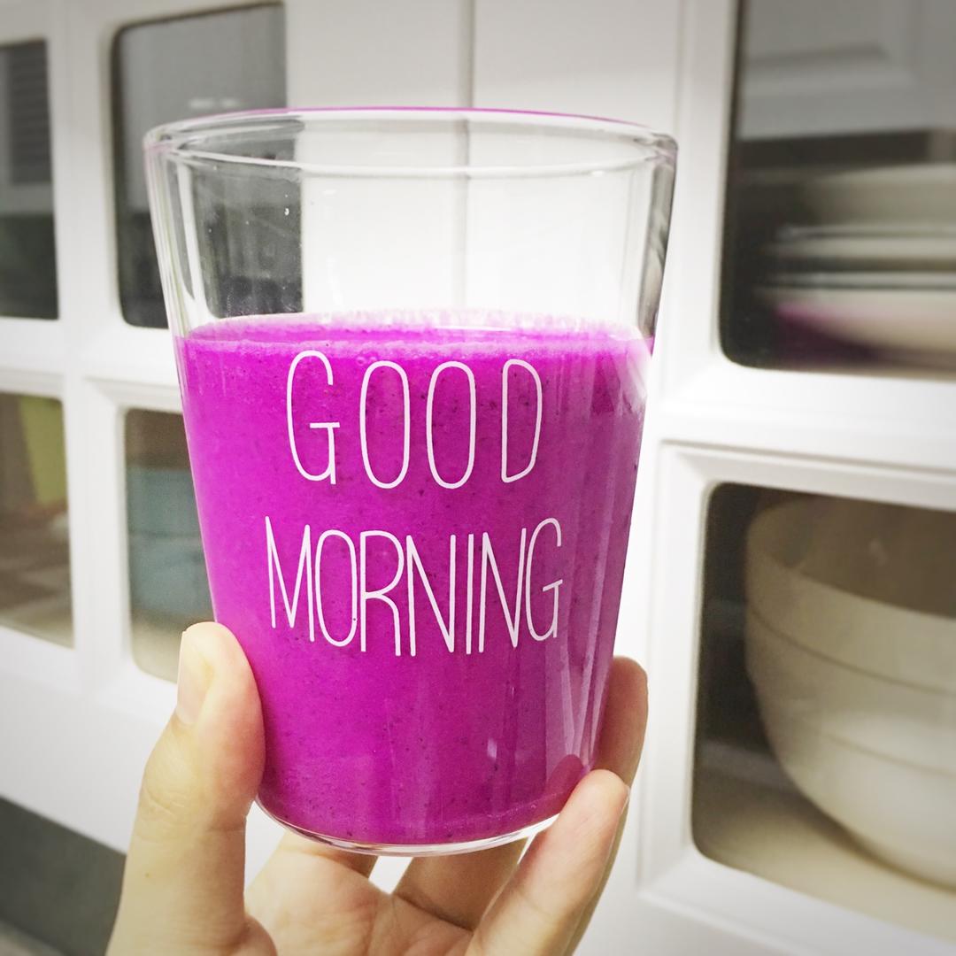 贤能的陈少女做的牛奶火龙果汁