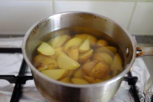 法式香煎鸡配大葱炖豆子的做法 步骤2