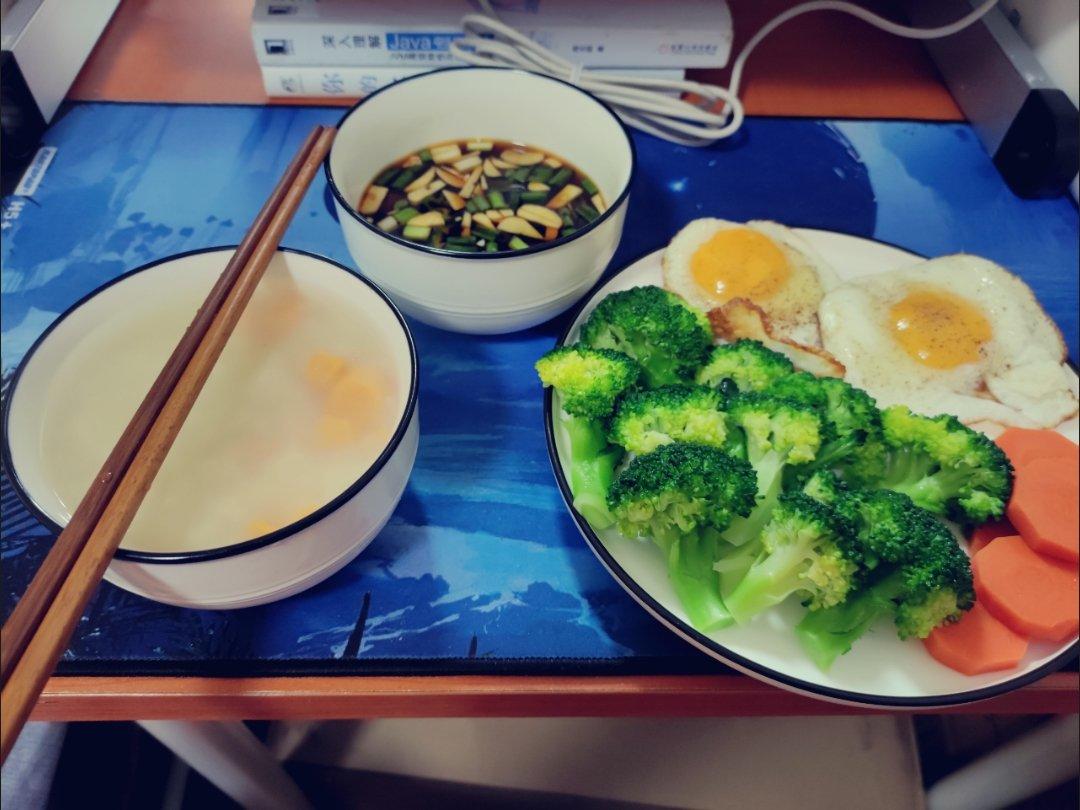 减肥菜单～减脂宝宝的必备菜肴水煮西兰花，新手也能做的很好吃，奉上灵魂料汁