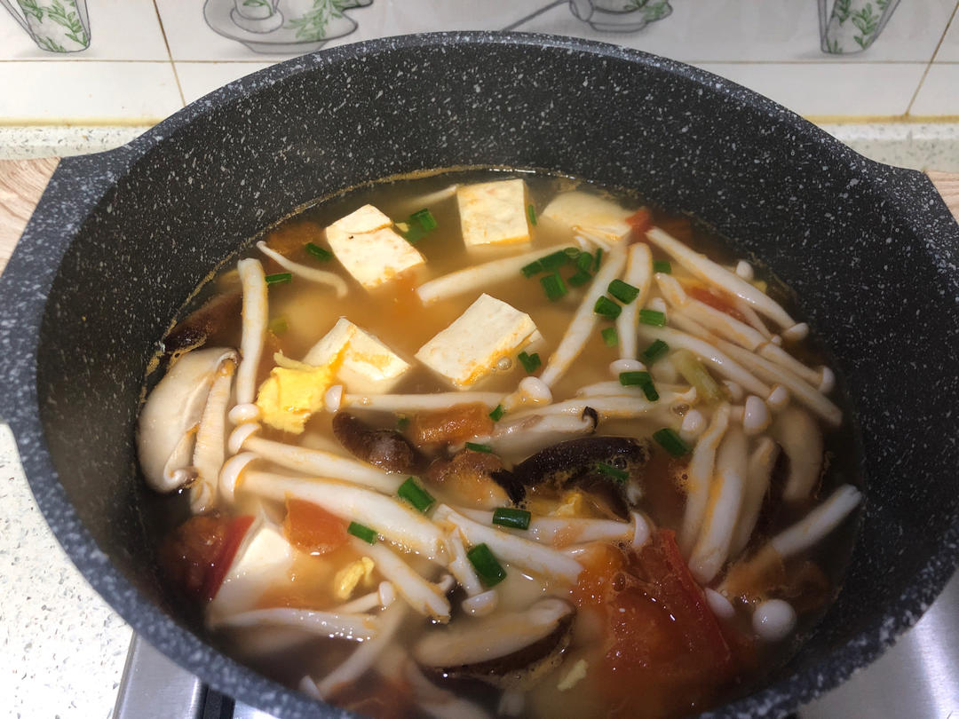味鲜汤浓的番茄菌菇豆腐汤