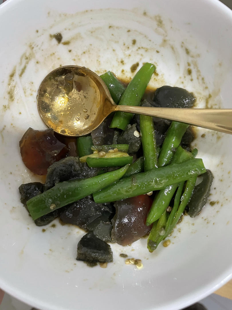 擂椒皮蛋——偷师学菜（13岁儿童版）