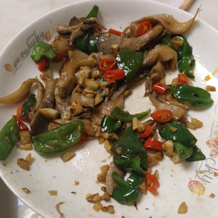 香辣好吃的炒平菇
