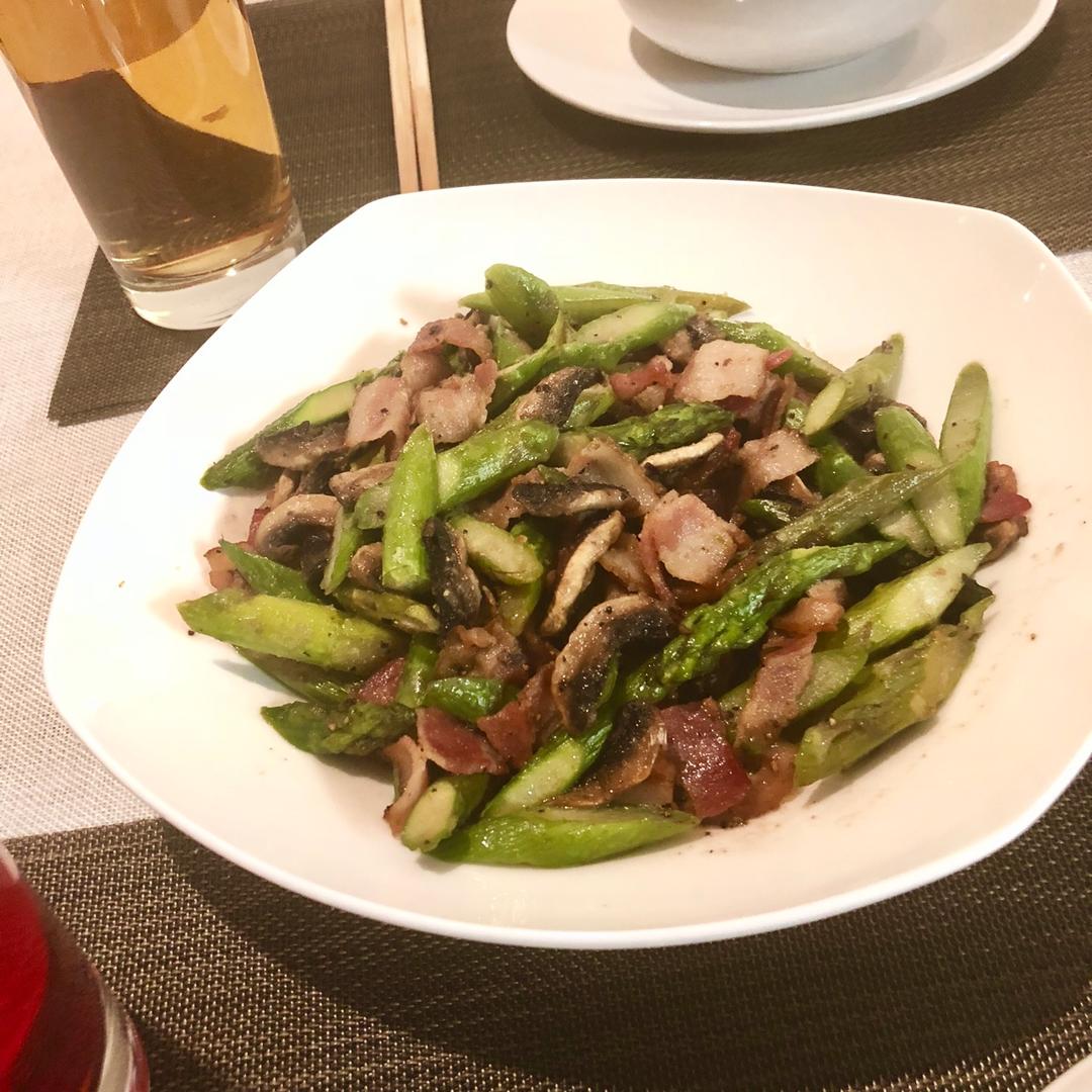 芦笋口蘑炒培根