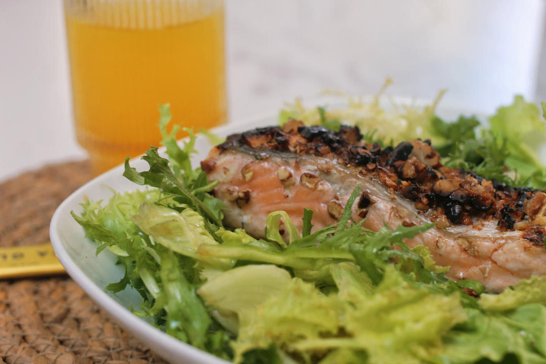 坚果三文鱼沙拉