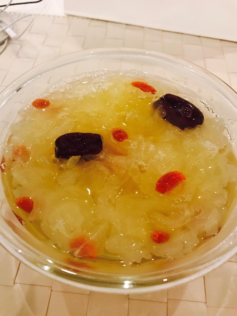 大鹅君_还是做个安静美女子做的红枣枸杞银耳羹