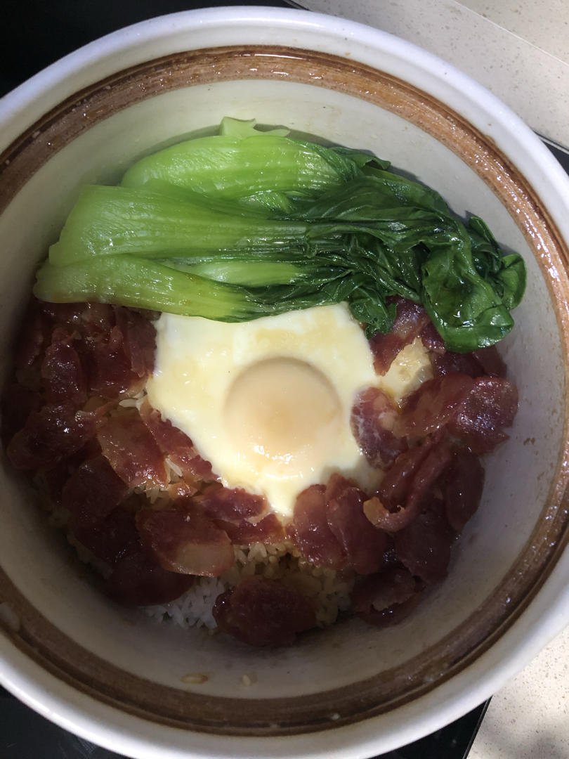 广式腊味煲仔饭