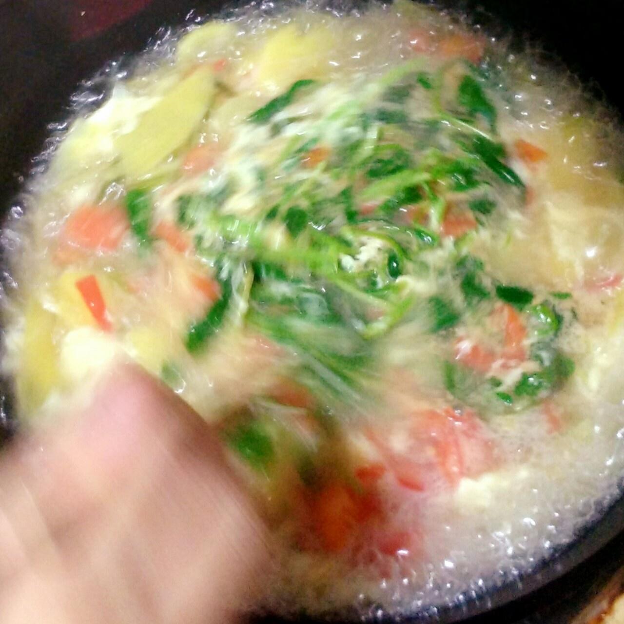 菠菜土豆西红柿蛋花汤