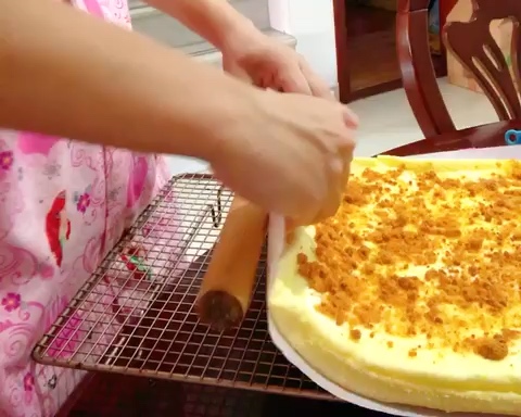 视频教大家如何借助擀面杖卷出完美的蛋糕卷