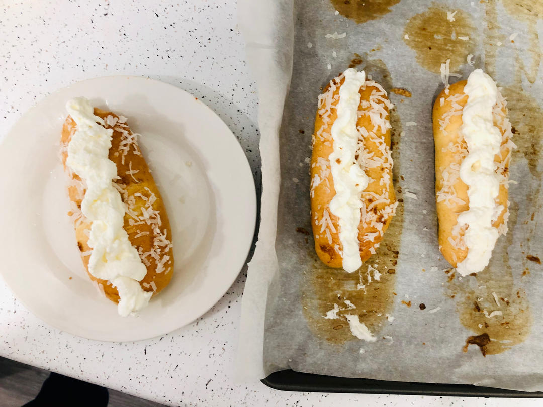 儿时去面包房必买的［椰丝奶油包］