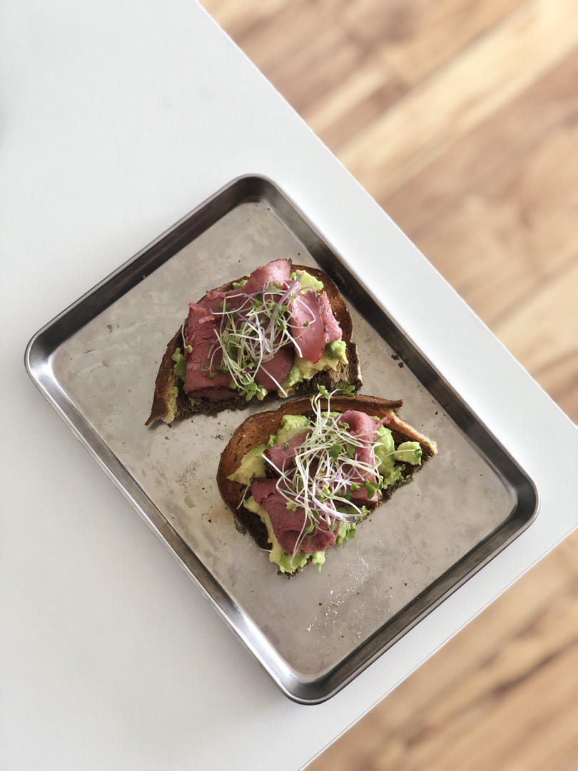 牛油果烟熏牛肉三明治（Pastrami Open Sandwich w/Avocado）