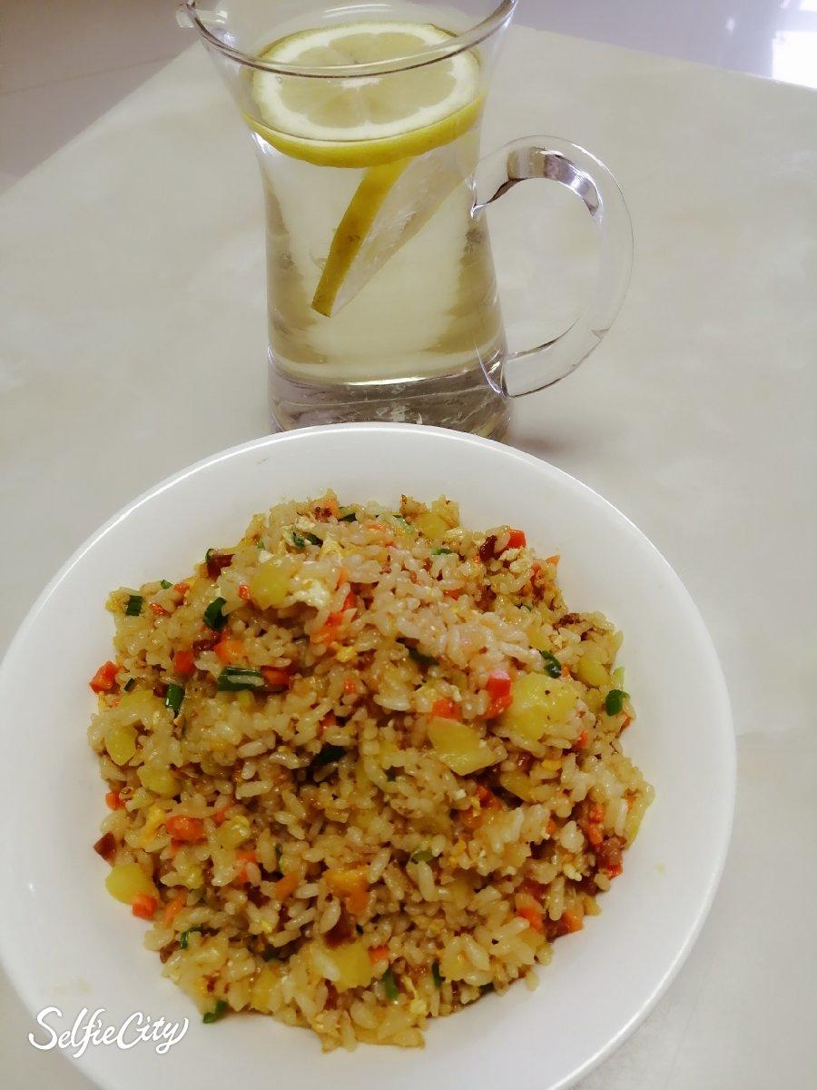 家庭版菠萝炒饭