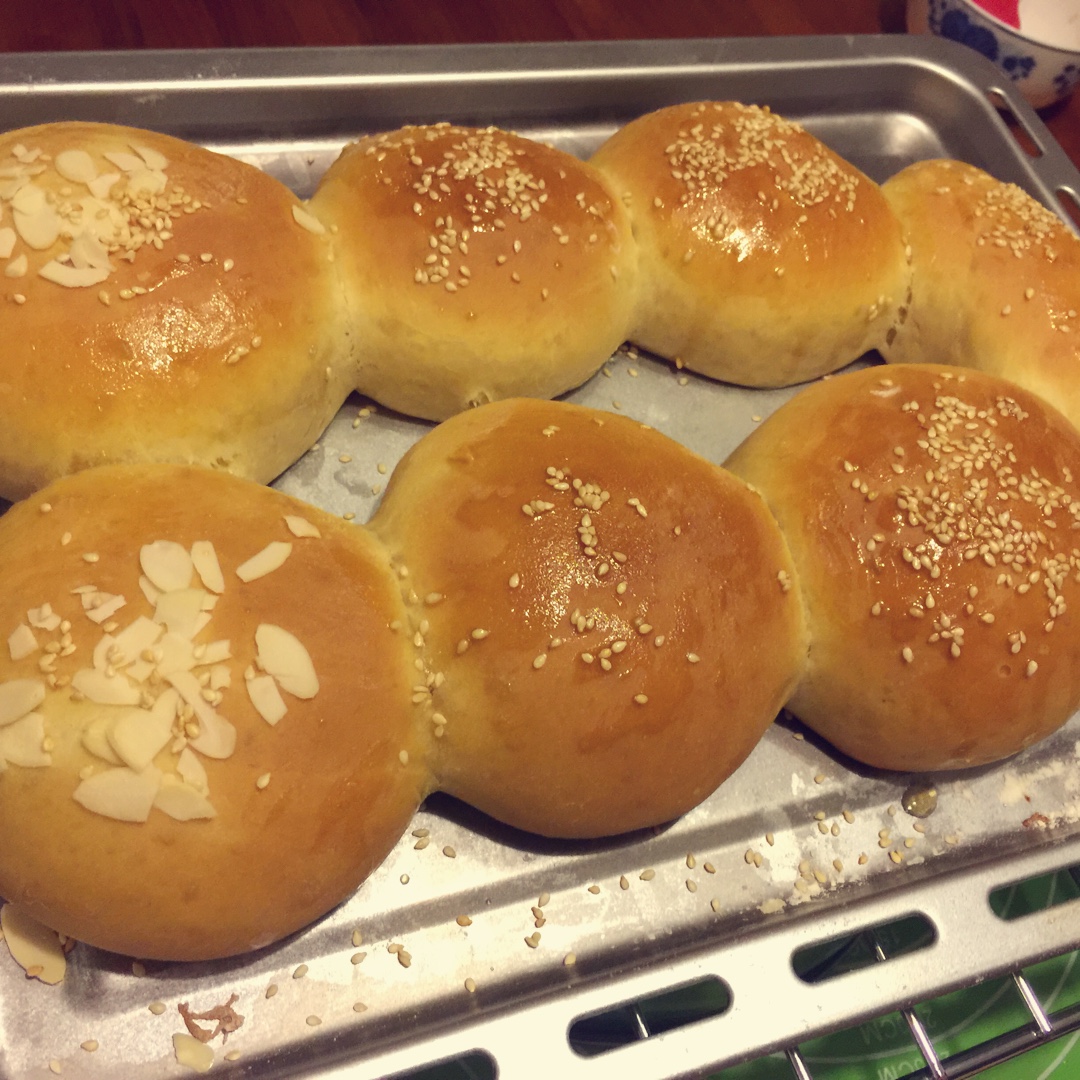 大人小孩都爱不释口的【蜂蜜牛奶小餐包】