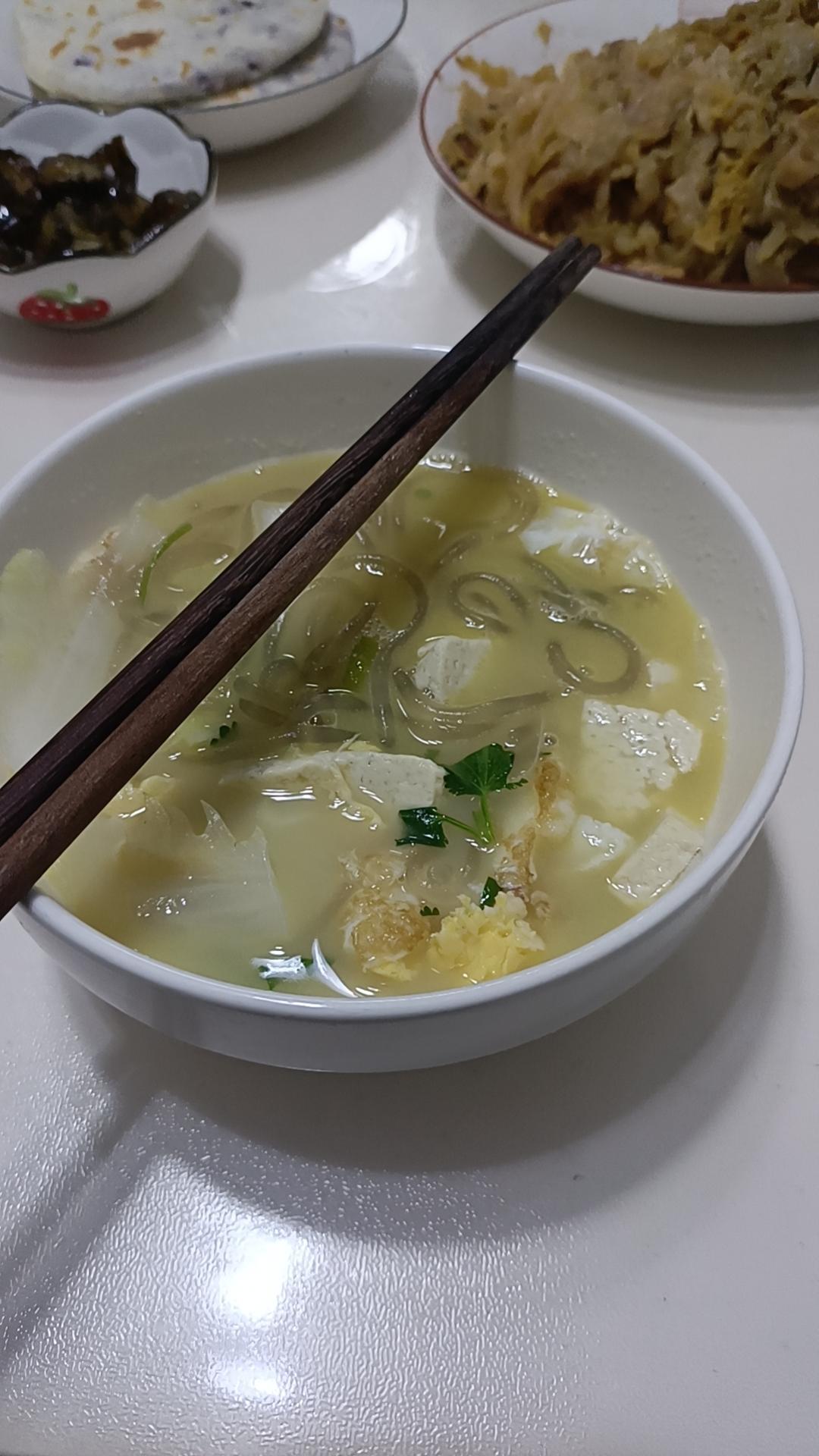 冬天做一锅热乎乎的白菜豆腐汤，食材简单‼️