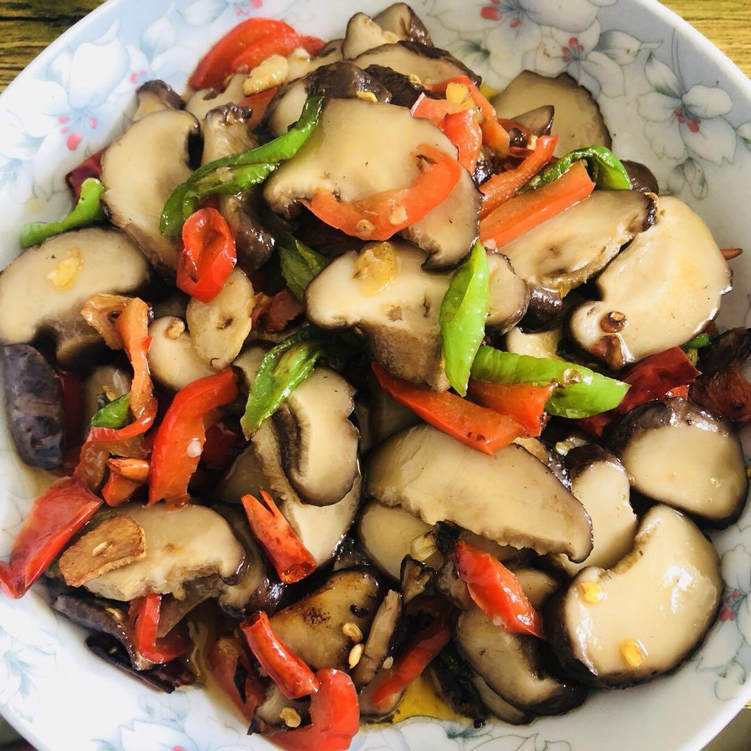 青椒炒香菇