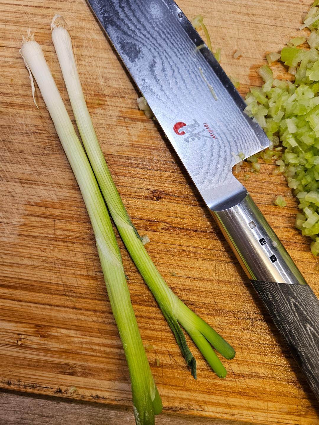 超实惠且永远吃不腻的芹菜猪肉饺子馅/包子馅 食材超简单的做法 步骤2