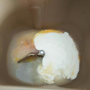 淡奶油超软吐司（面包机版）的做法 步骤2