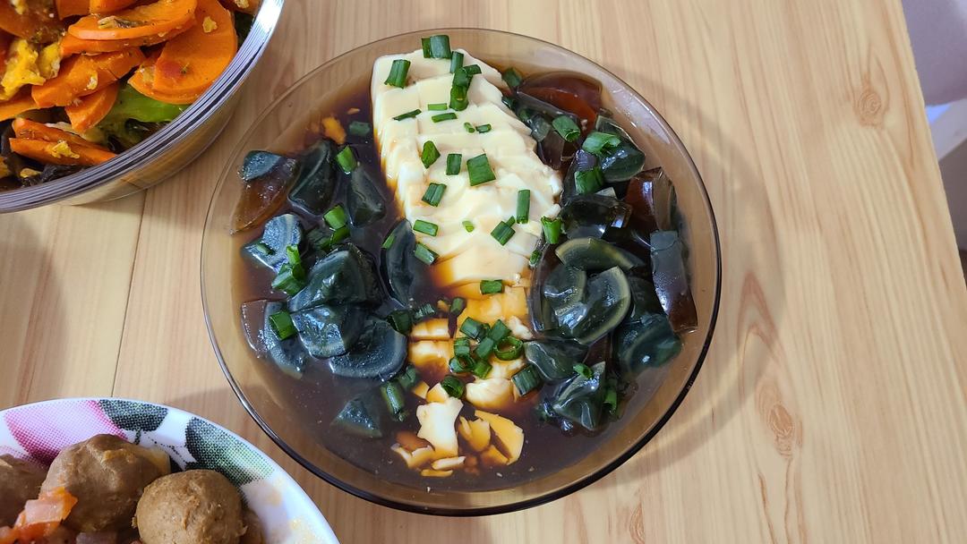 肉松皮蛋拌豆腐