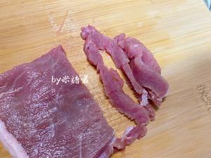 牛排中式吃法：海鲜菇炒牛柳的做法 步骤2