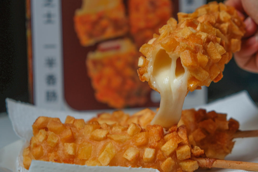 冬日精致快手下午茶（土豆芝士热狗棒沙拉 + 橙汁伏特加）